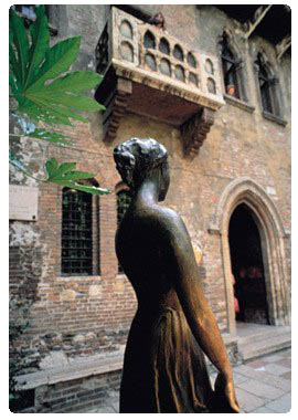 juliet's balcony and statue in Verona.verona-tourism.com